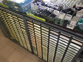 電子パーツ取り扱い店の様子