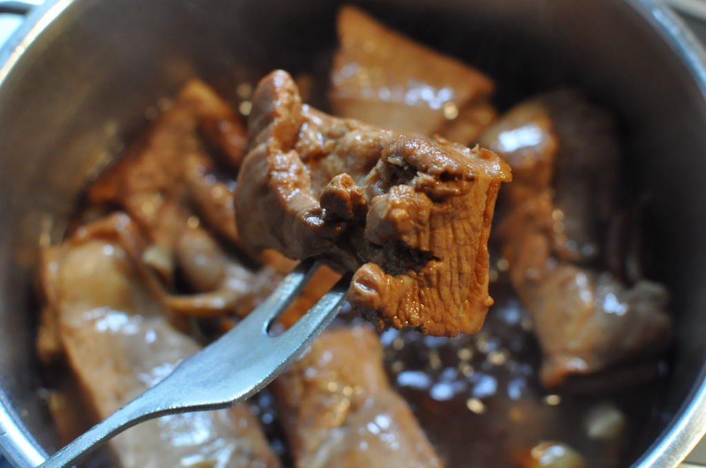 豚ばら肉を炒めて鍋に敷き詰めます