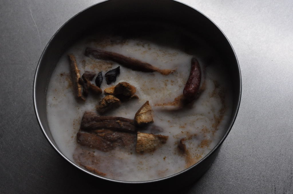 豚ばら肉を炒めて鍋に敷き詰めます