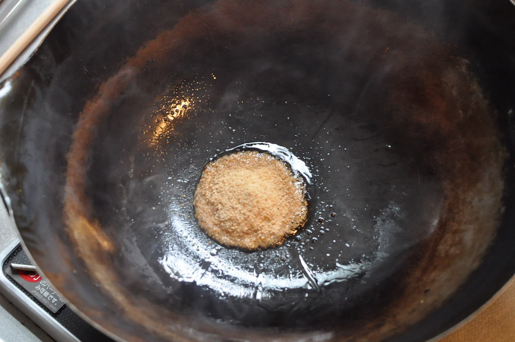 油で砂糖を炒める
