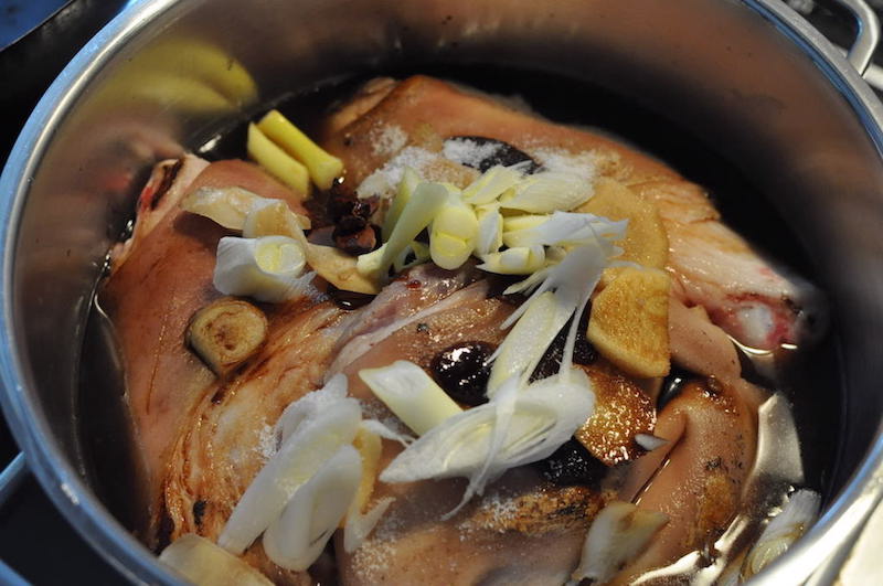 残りの材料をいれて煮込んでいきます