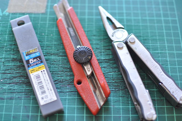 本の分割に使用するカッターや替刃、レザーマン