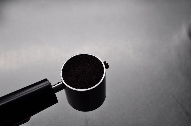 ポルタフィルターにすり切りいっぱいのコーヒー粉をいれます