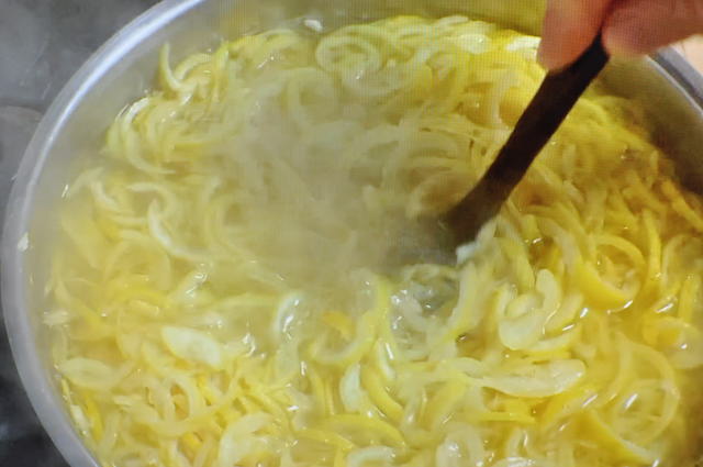 ゆずの皮を茹でこぼす