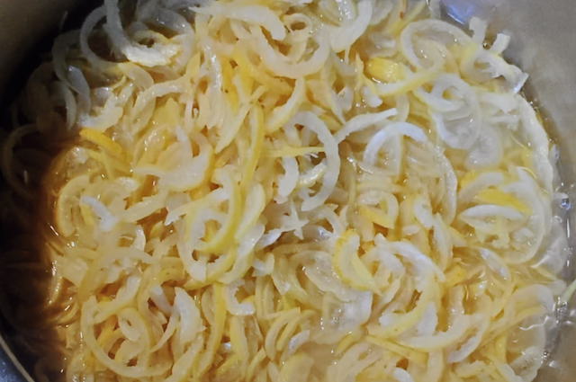刻んだゆずの皮を加えて煮る