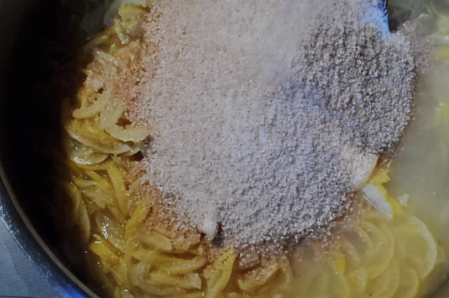 砂糖を加えて煮る