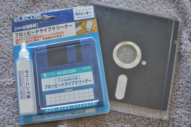 ネット・オークションで入手した3.5インチフロッピーディスク用のクリーニングディスクと5インチフロッピーディスク用のクリーニングディスク