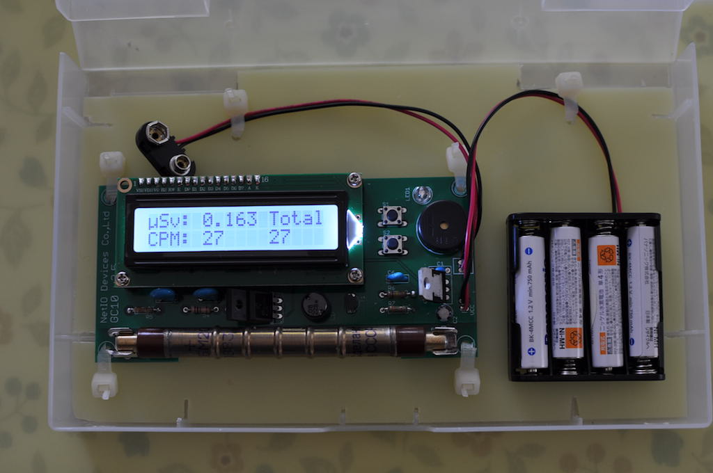 ガイガーカウンターGC10がVHSビデオテープケース内で稼働中