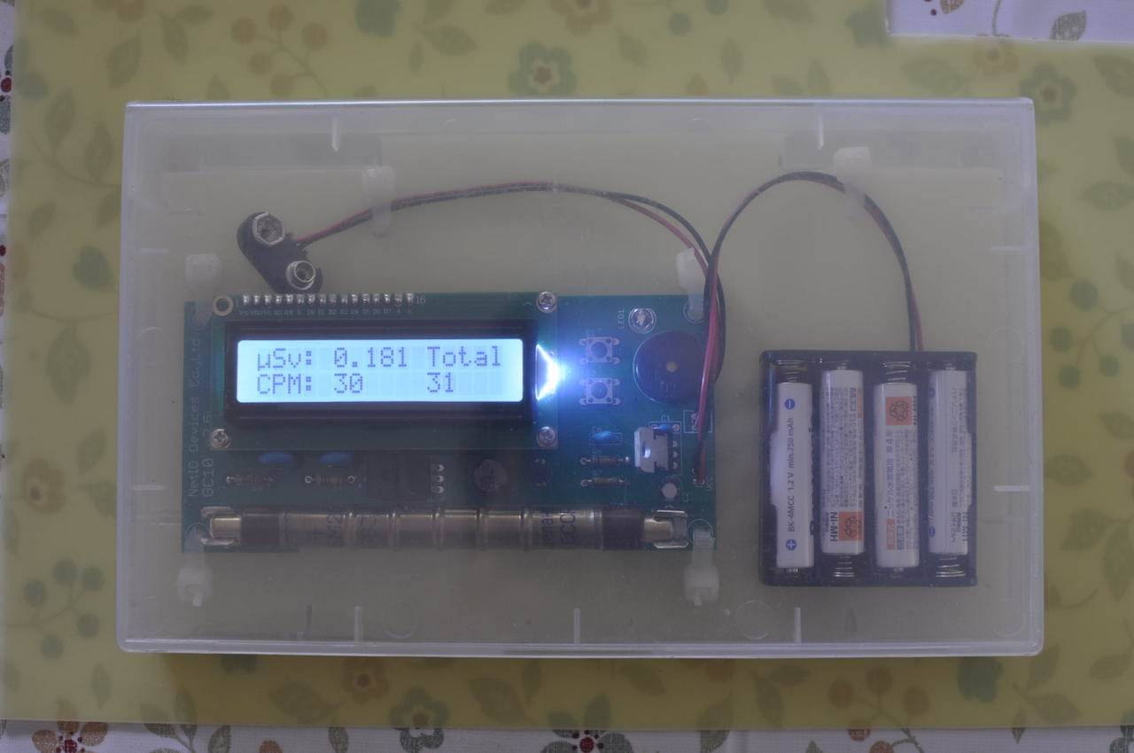ガイガーカウンターGC10がVHSビデオテープケース内で稼働中