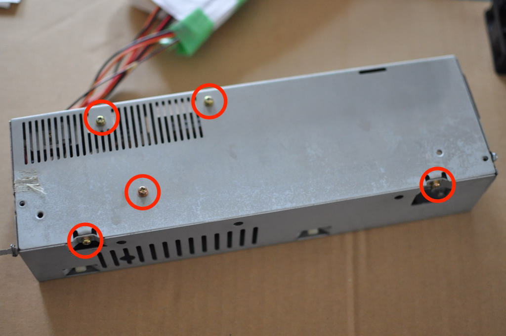 PC-8801FH電源ボックスを閉じている5つのネジ