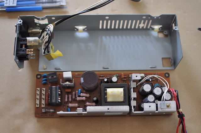 電源基板を電源ボックスから外したところ