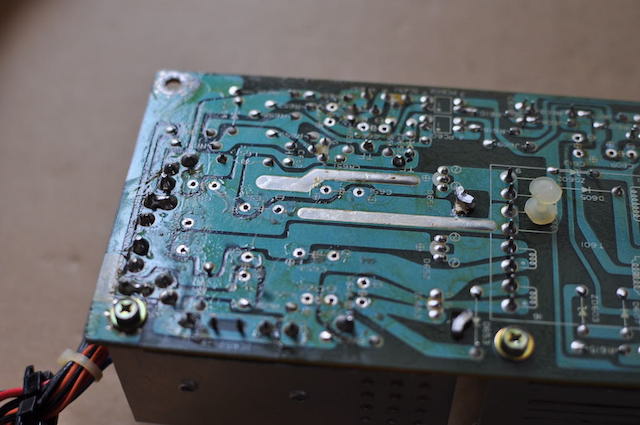 コンデンサ撤去後の電源基板その2