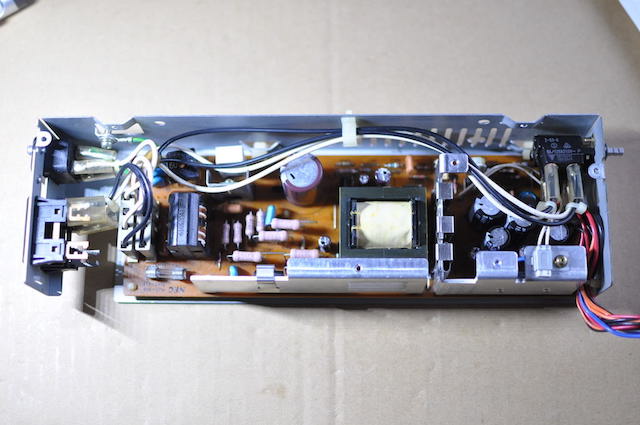 コンデンサー交換済みの電源基板を電源ボックスに組戻ます