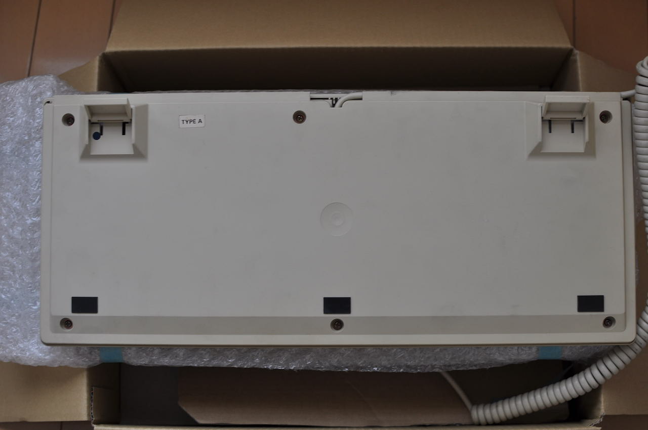 PC-88キーボード裏面のネジ6本