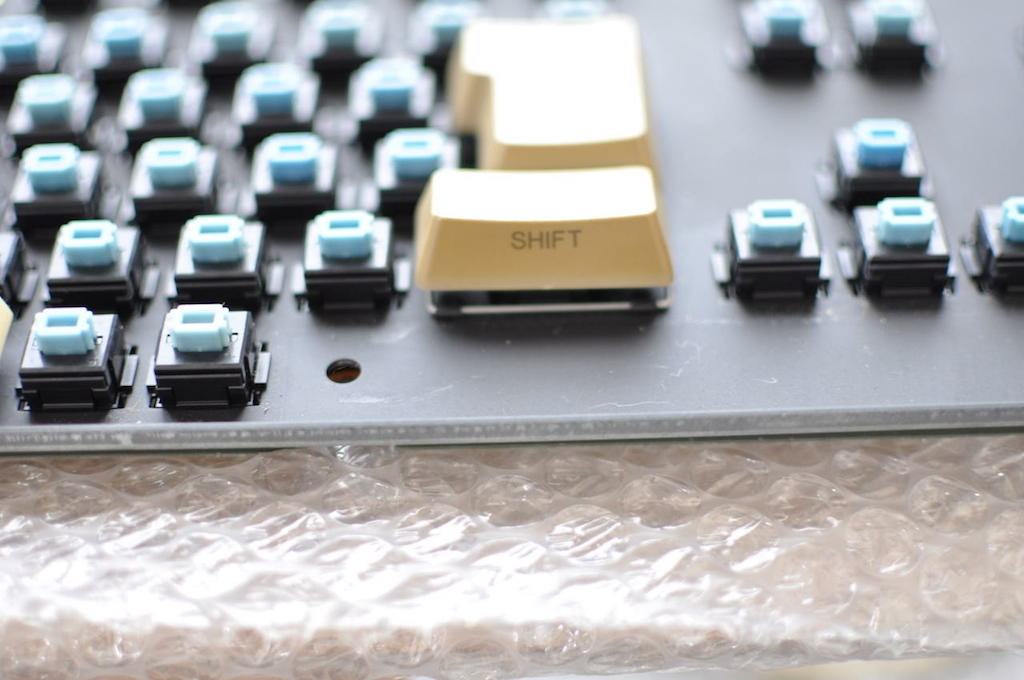 PC-88キーボードしたにある金具
