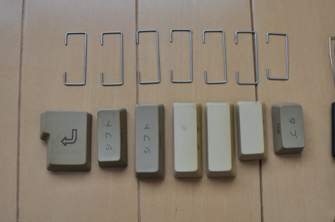 PC-88キーボード、金具が付いているキー7つ