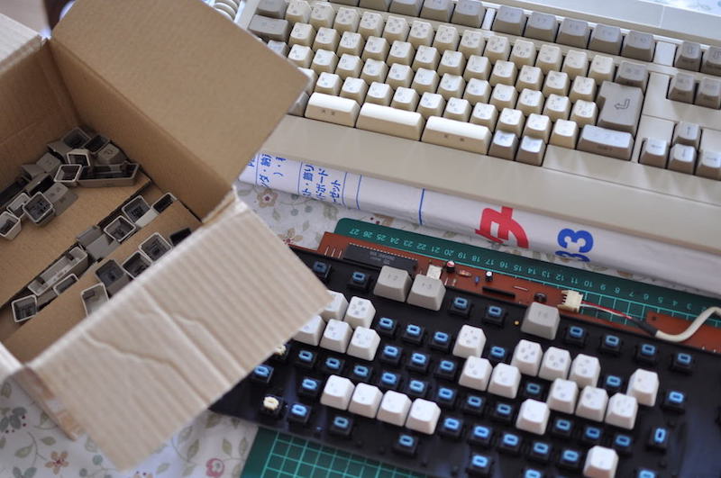 PC-88のキーボードキートップを戻し中