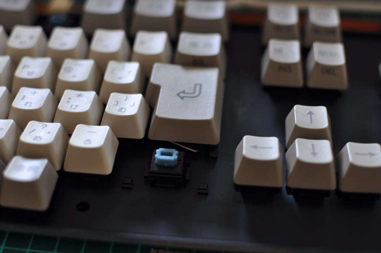 PC-88のキーボード・リターンキー・キートップを戻し中