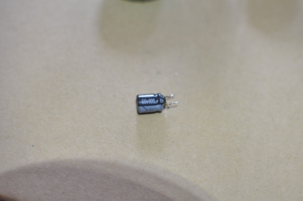 膨らんでしまった古いアルミ電解コンデンサ