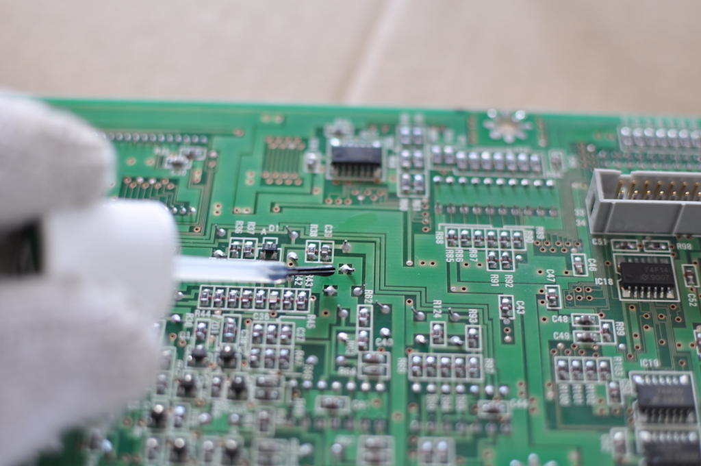 2F基板のアルミ電解コンデンサ除去作業