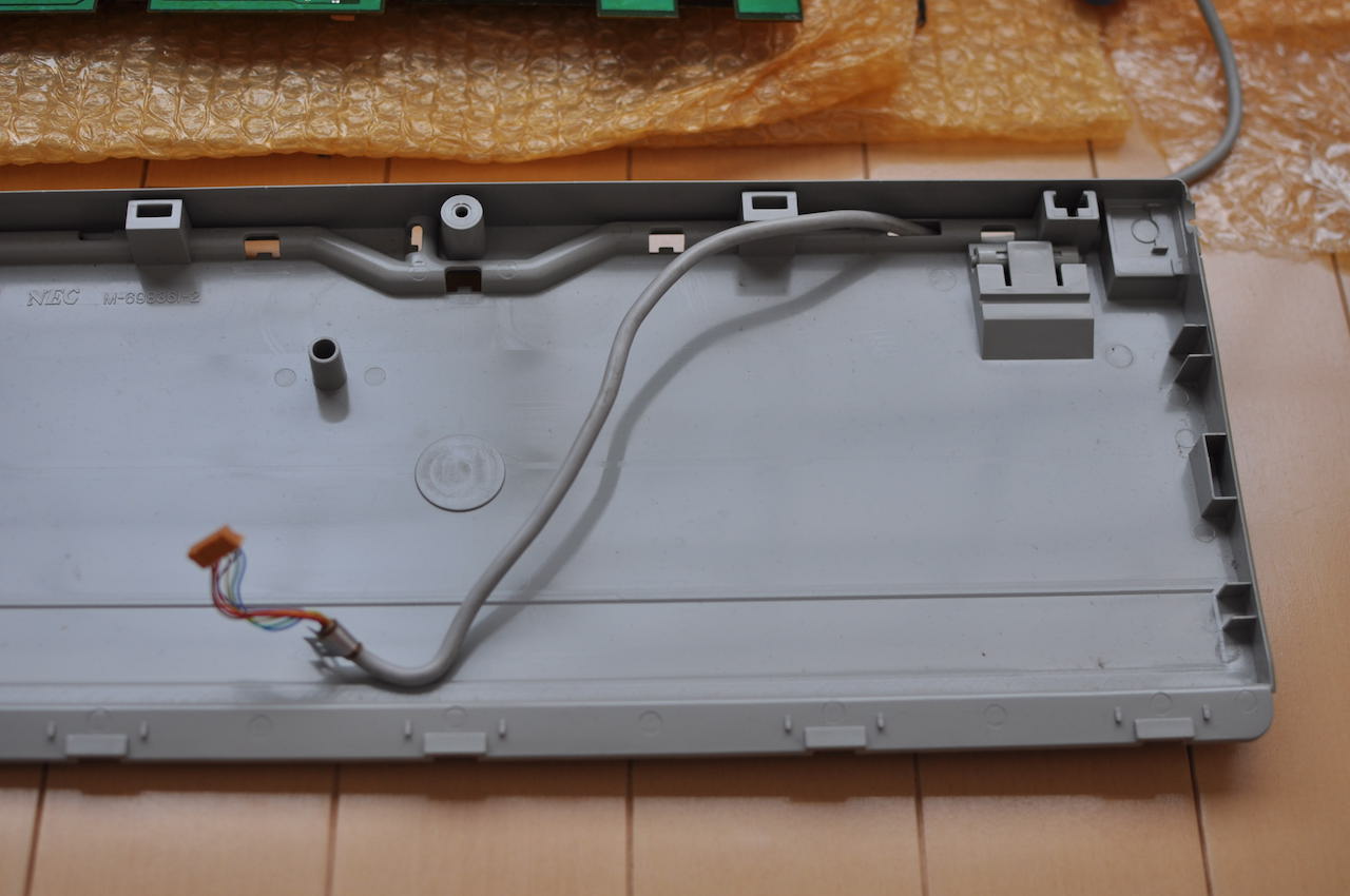 PC-98DO+キーボード、コードを固定していたねじの金具をはずす