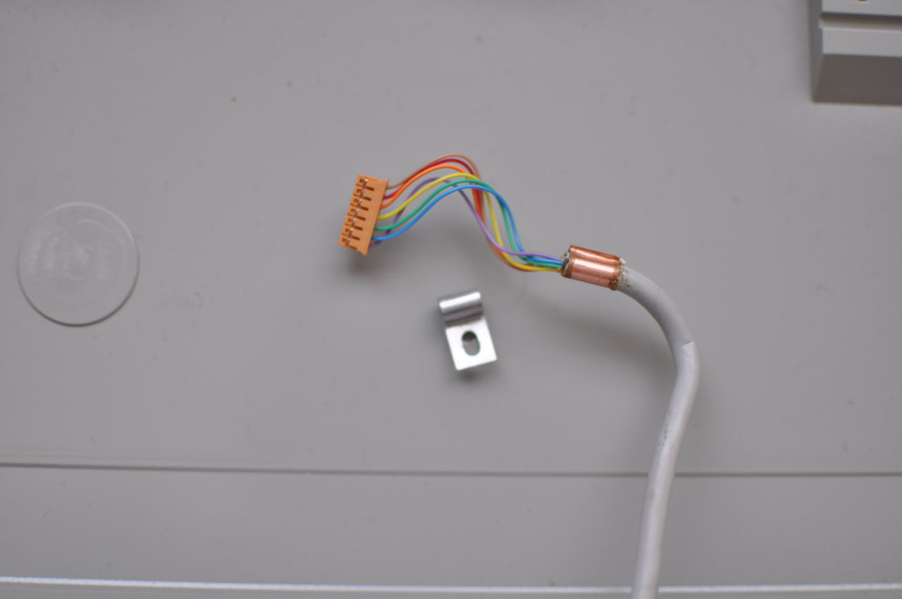 PC-98DO+キーボード、コードを固定していたねじの金具をはずす
