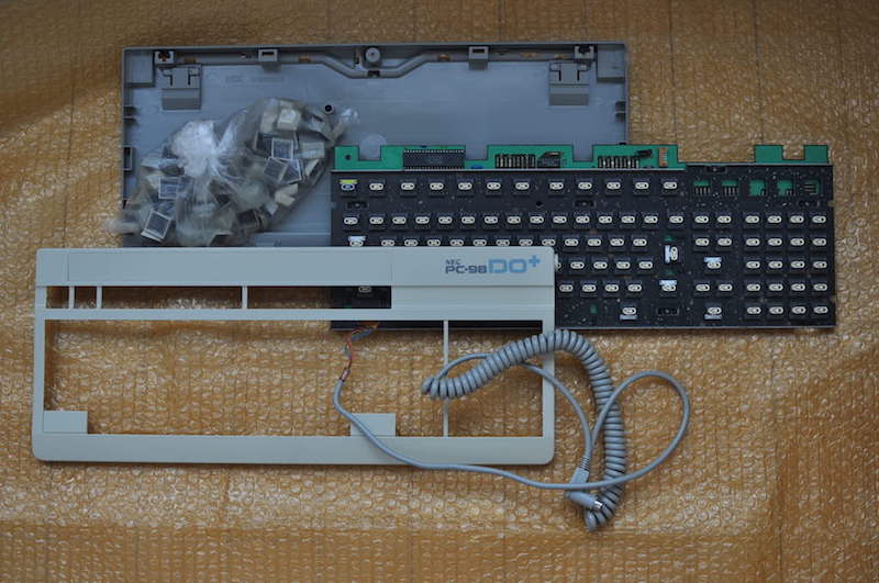 洗浄の終わったキーボードのパーツ