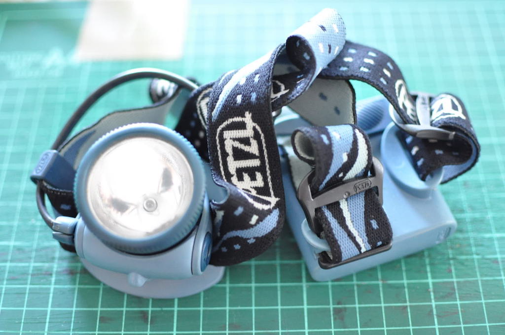 LEDのライトが出る前に使っていたPETZL（ペツル）社のヘッドライト