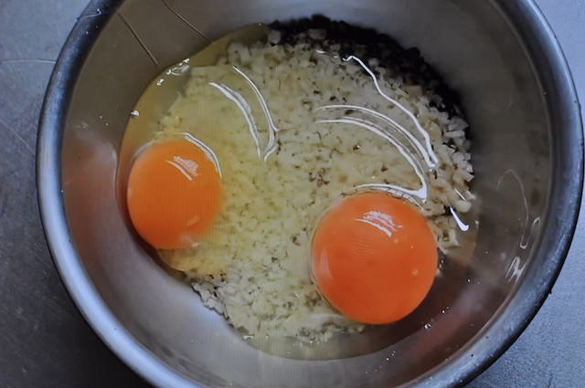 黒胡椒、チーズ、卵、牛乳をまぜる