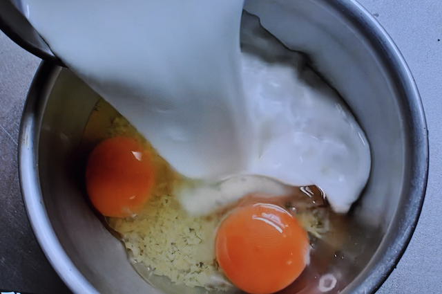 黒胡椒、チーズ、卵、牛乳をまぜる