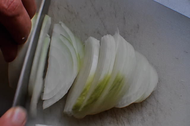 カルボナーラに入れる玉ねぎを刻む
