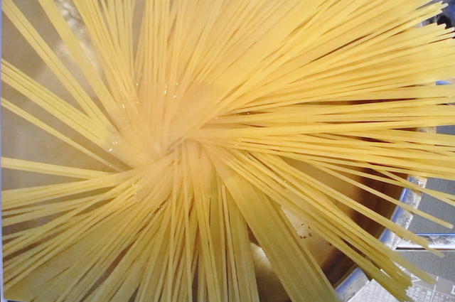 乾燥パスタを茹でています