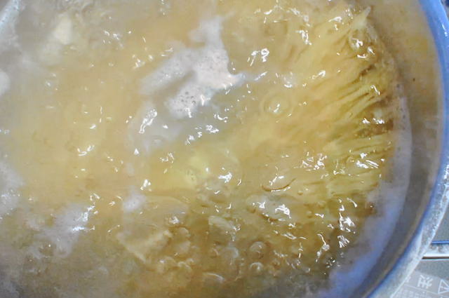乾燥パスタを茹でています