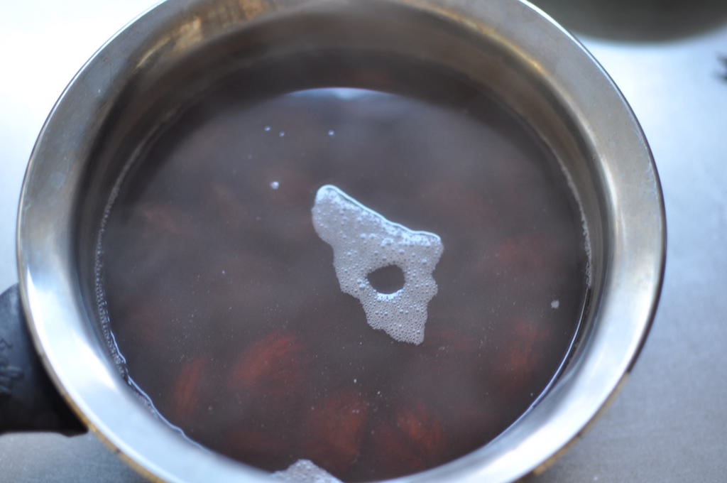 栗を煮込む