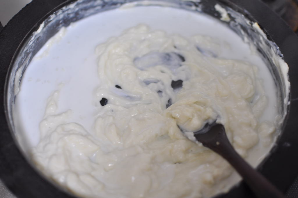 牛乳を加えてホワイトソースをつくる