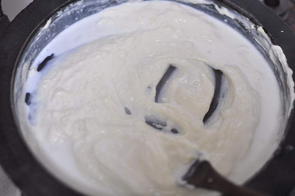 牛乳を加えてホワイトソースをつくる