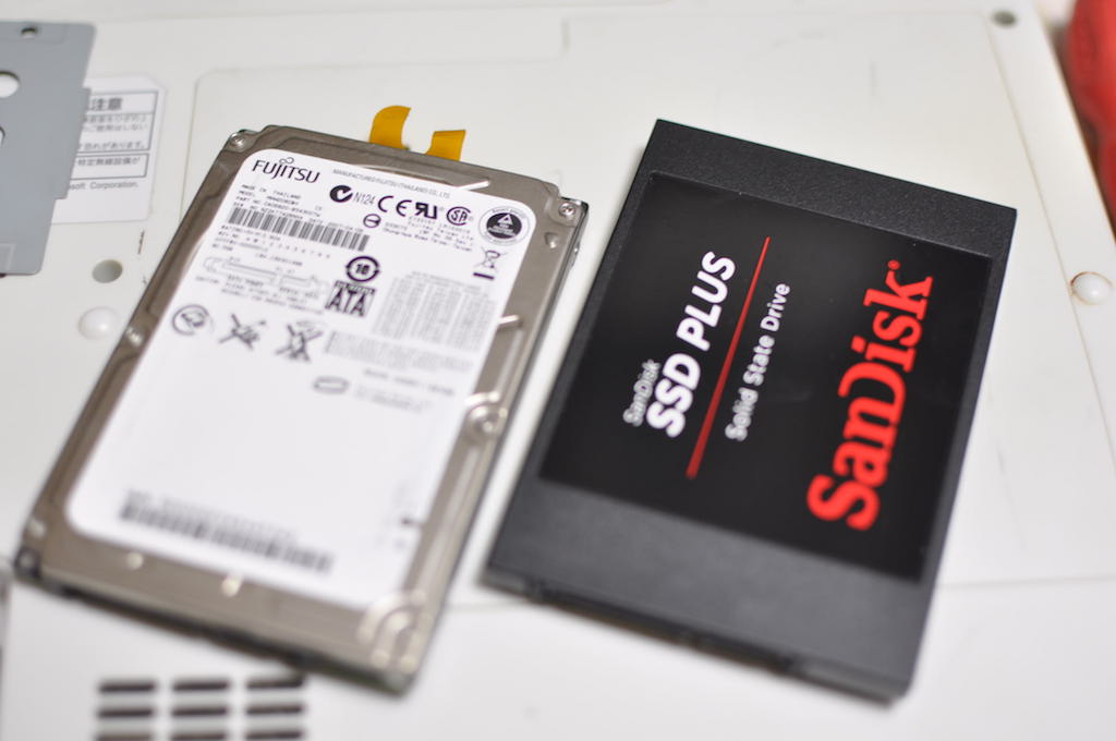 SHARP Mebius PC-CW40Tに装着されていたHDDと交換するSSD。