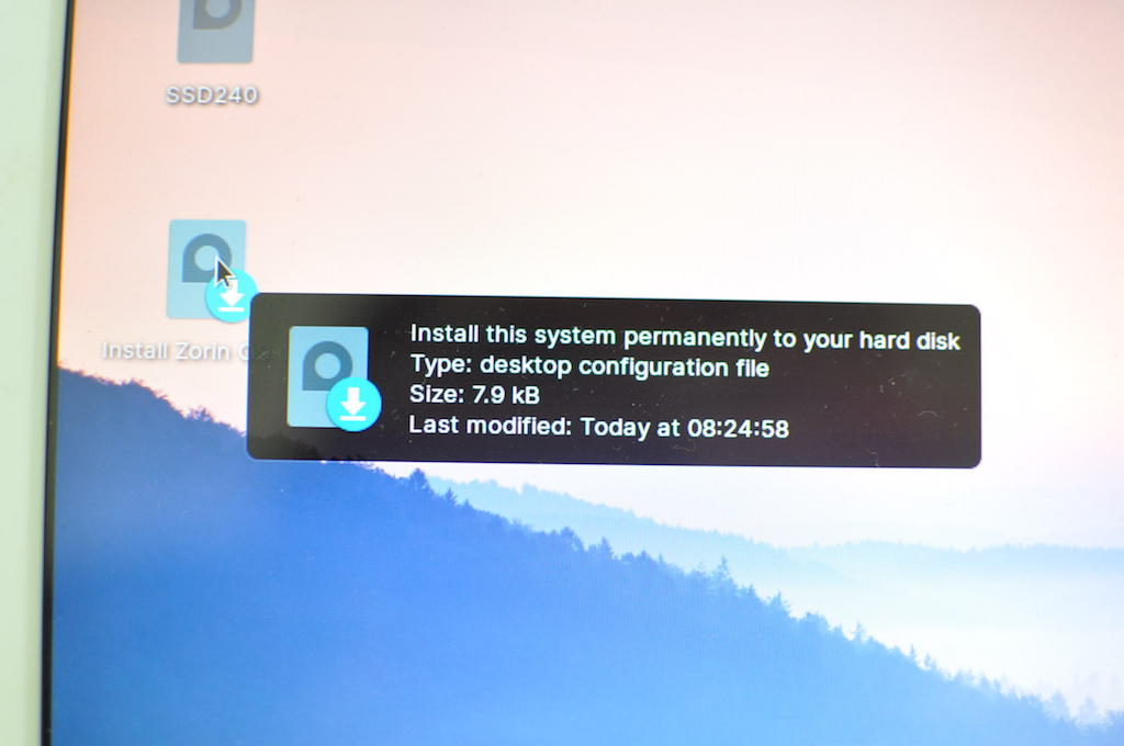 LiveDVD起動したデスクトップ上のInstallアイコン