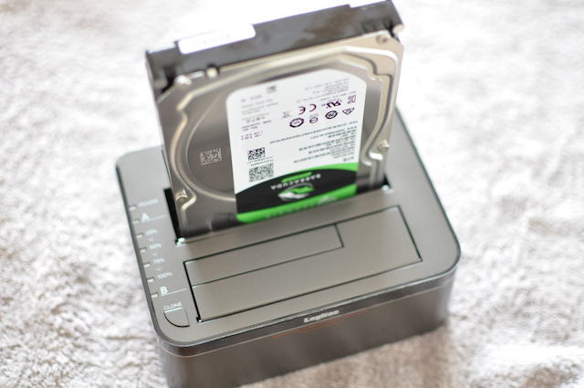ガチャベイにHDDをセットした図
