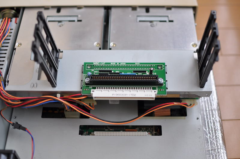PC-8801FAの増設スロットライザーカードを外したところ