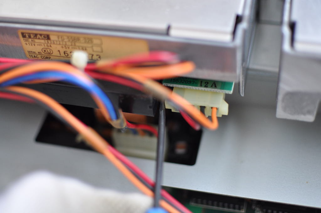 PC-8801FAケーブル端子の取り外し