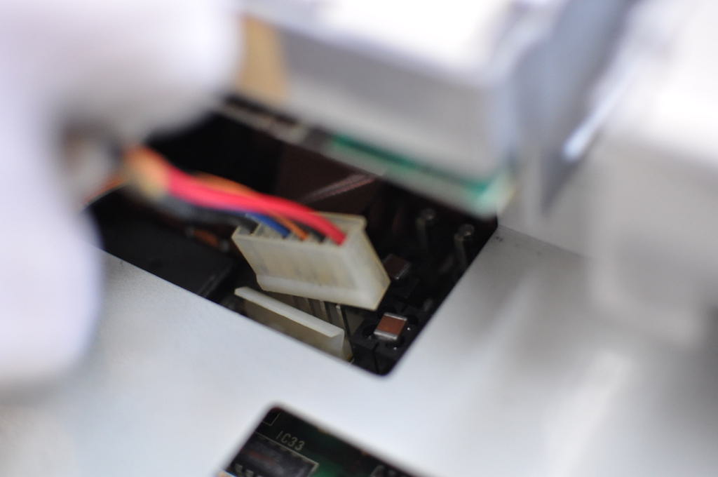 PC-8801FAケーブル端子の取り外し