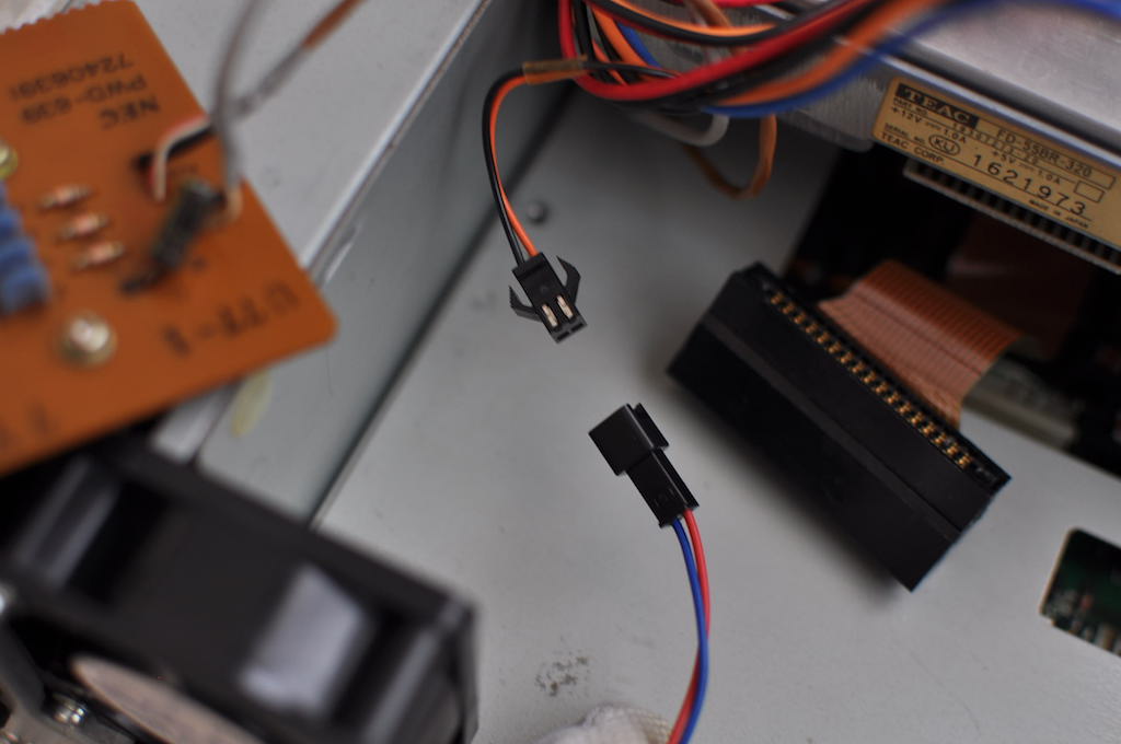 PC-8801FAケーブル端子の取り外し