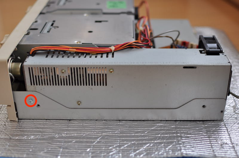 PC-8801FA電源ボックス固定ビスの取り外し