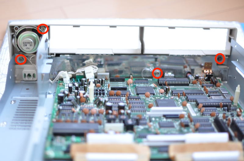 PC-8801FAのフロントパネル固定ビスの位置