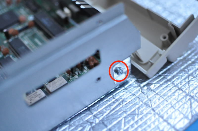 PC-8801FAのフロントパネルと本体金属ボディの間の薄い金属板固定ビスの位置