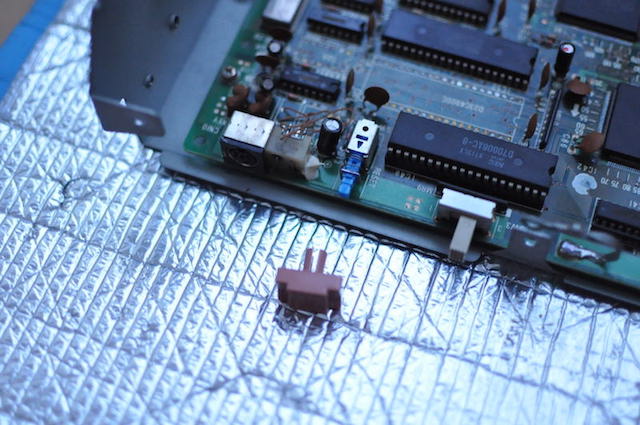 PC-8801FAの基板からリセットボタン部品を取り外す