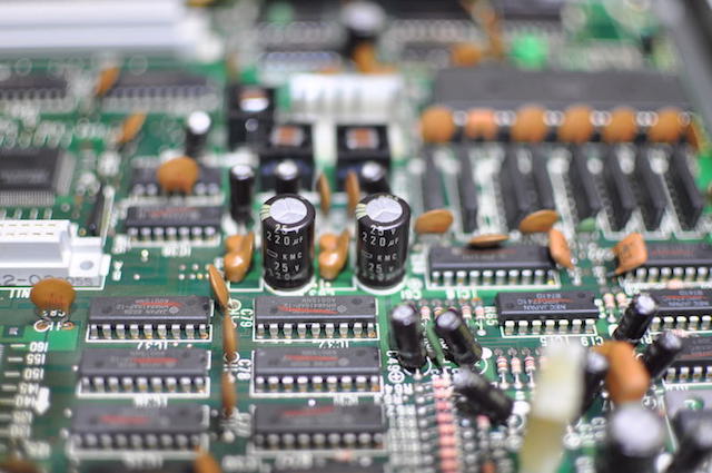 PC-8801FAメイン基板上のアルミ電解コンデンサ
