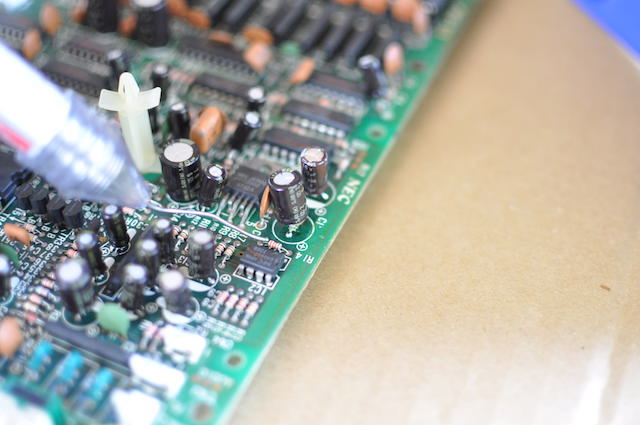 PC-8801FAの基板表面側から追いハンダをする