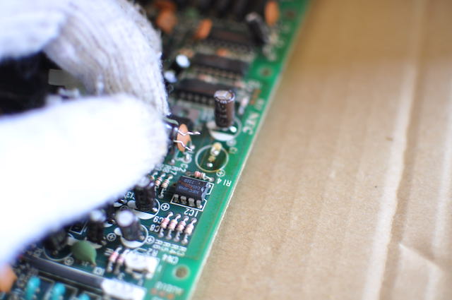PC-8801FAのコンデンサ除去作業
